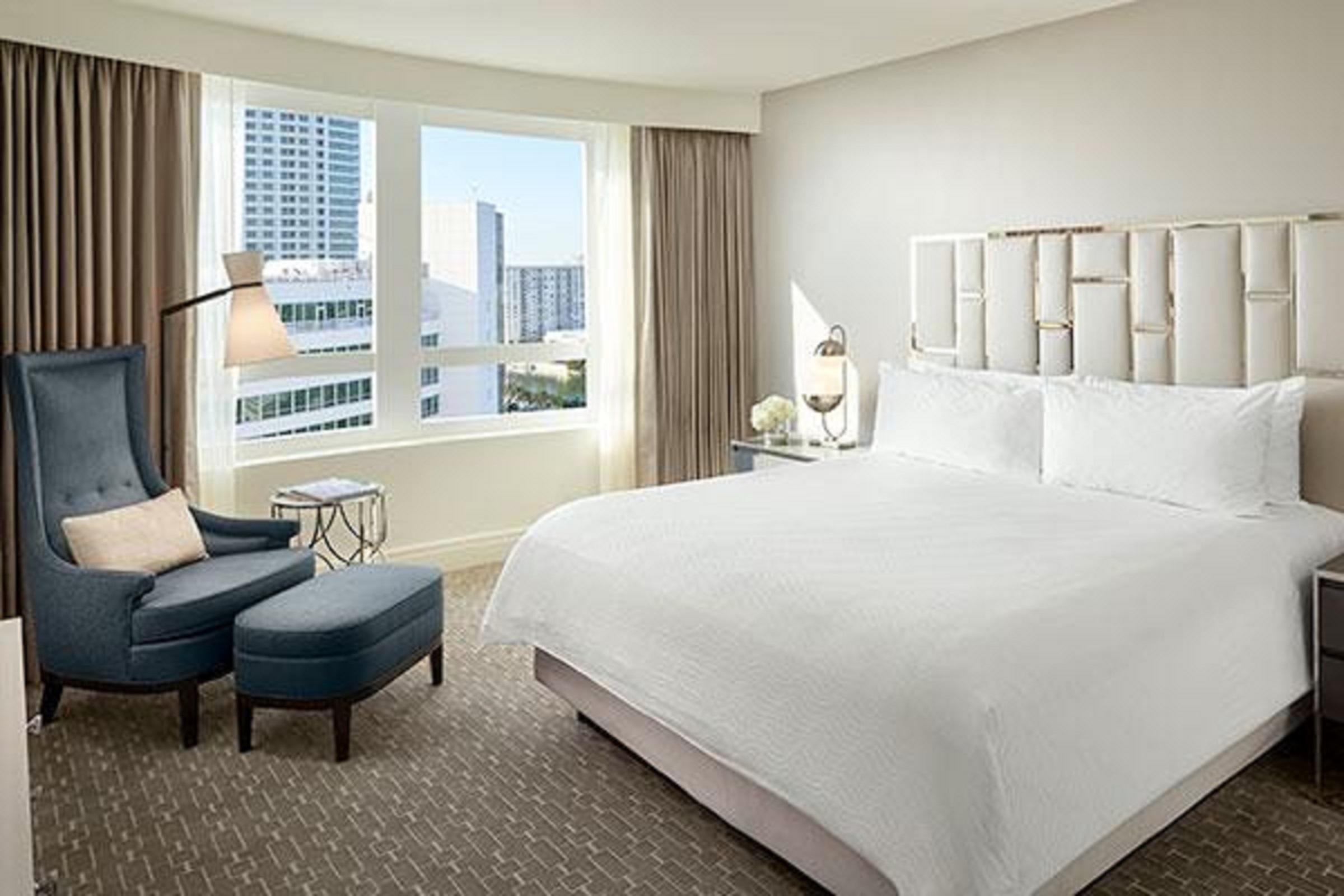 Fontainebleau Miami Beach Hotel Exterior photo A bedroom at the Four Seasons Hotel Miami