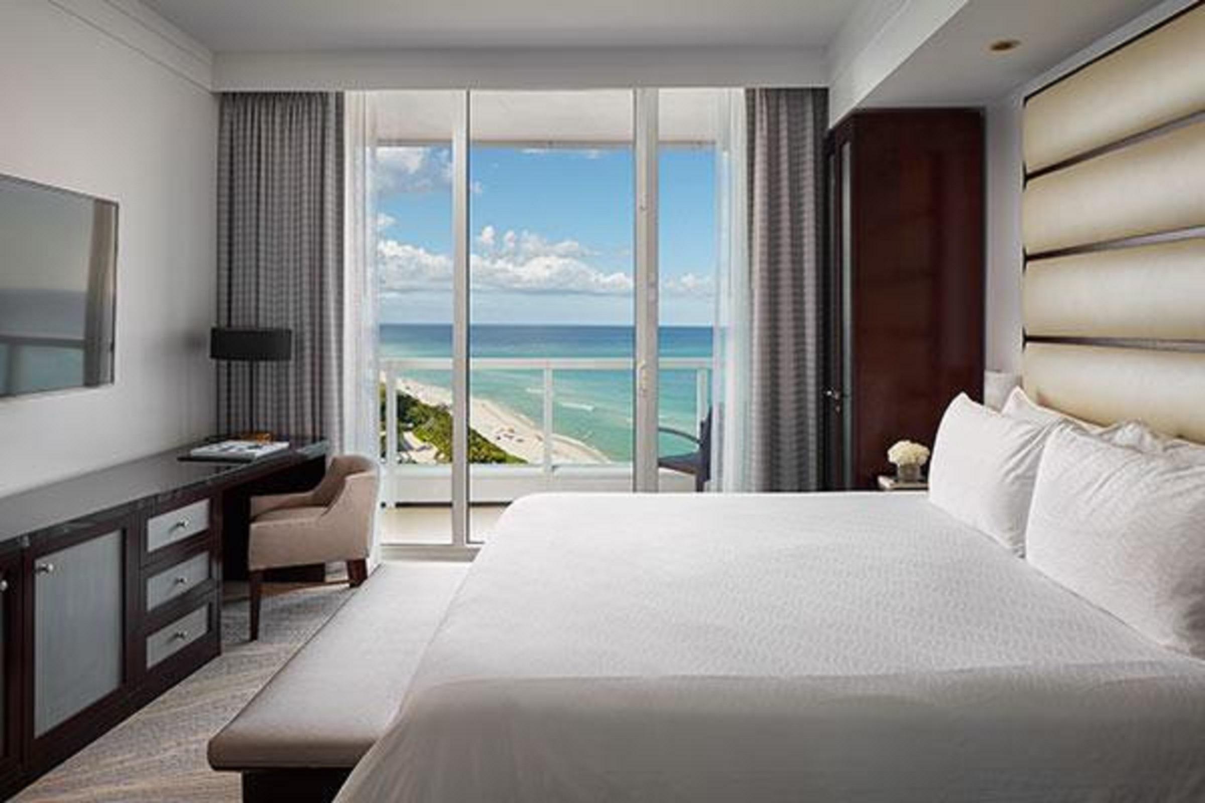 Fontainebleau Miami Beach Hotel Exterior photo A bedroom at the Four Seasons Hotel Miami