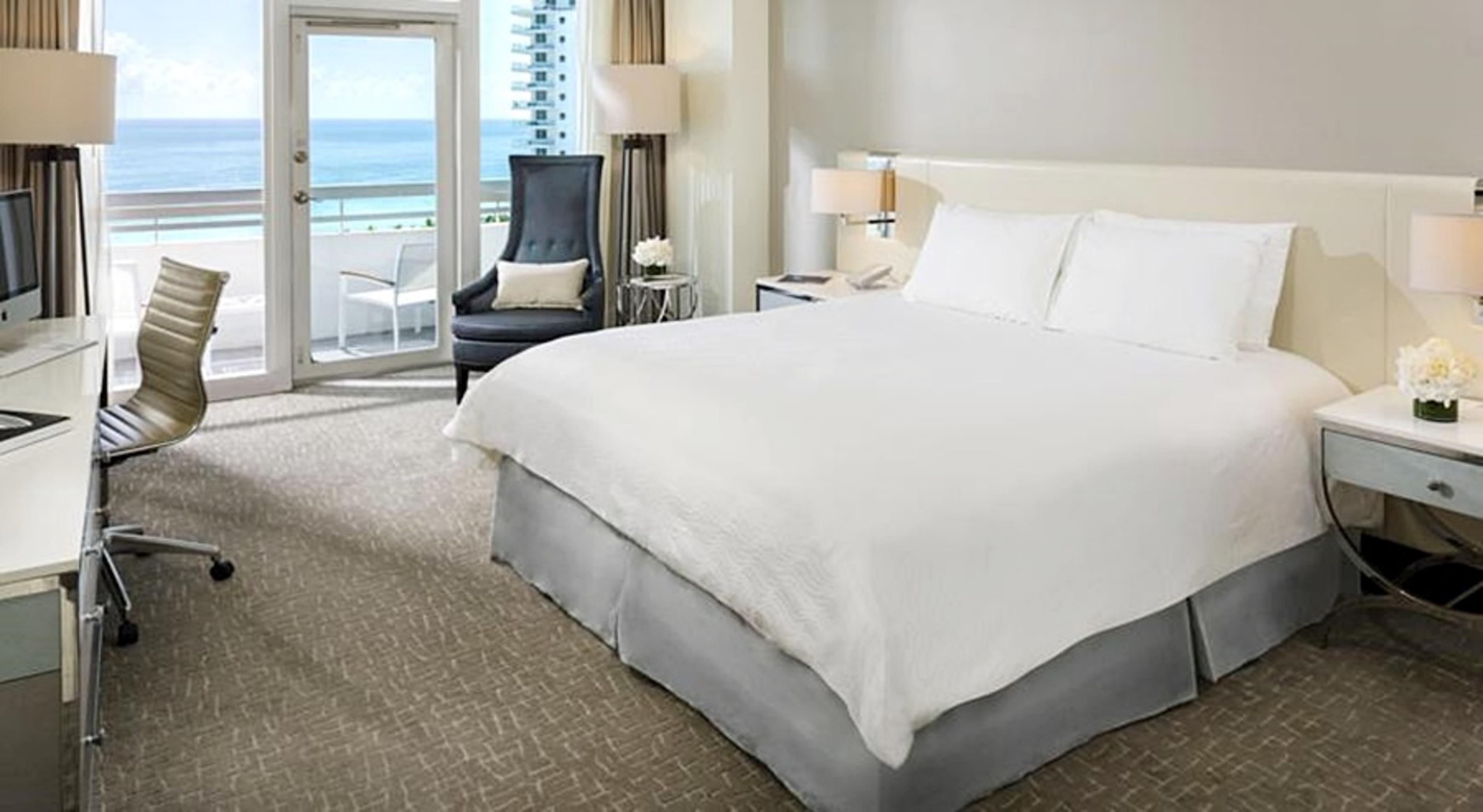 Fontainebleau Miami Beach Hotel Room photo A guest room at The Ivy Hotel