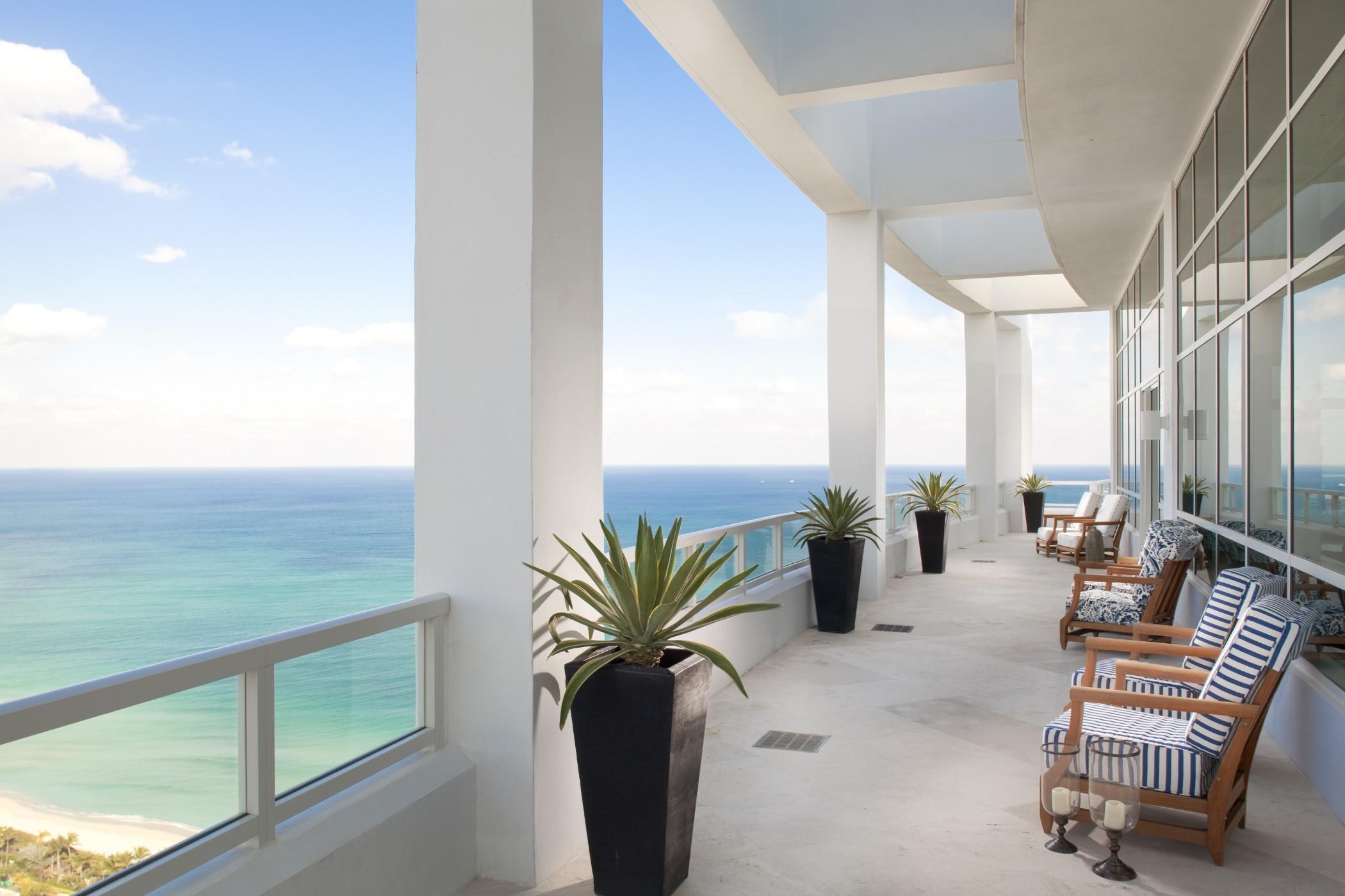 Fontainebleau Miami Beach Hotel Exterior photo Balcony