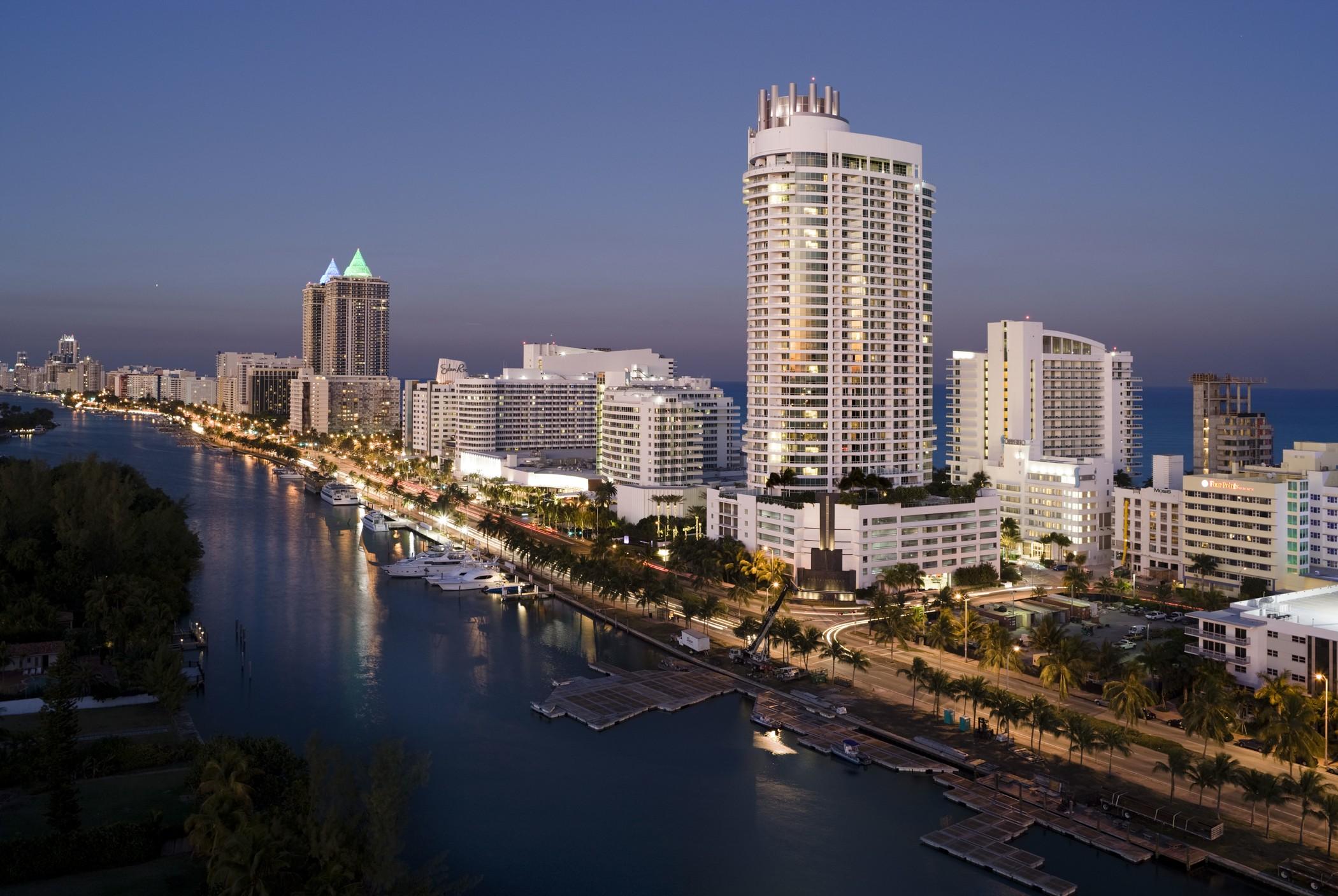 Fontainebleau Miami Beach Hotel Exterior photo Boca Raton skyline