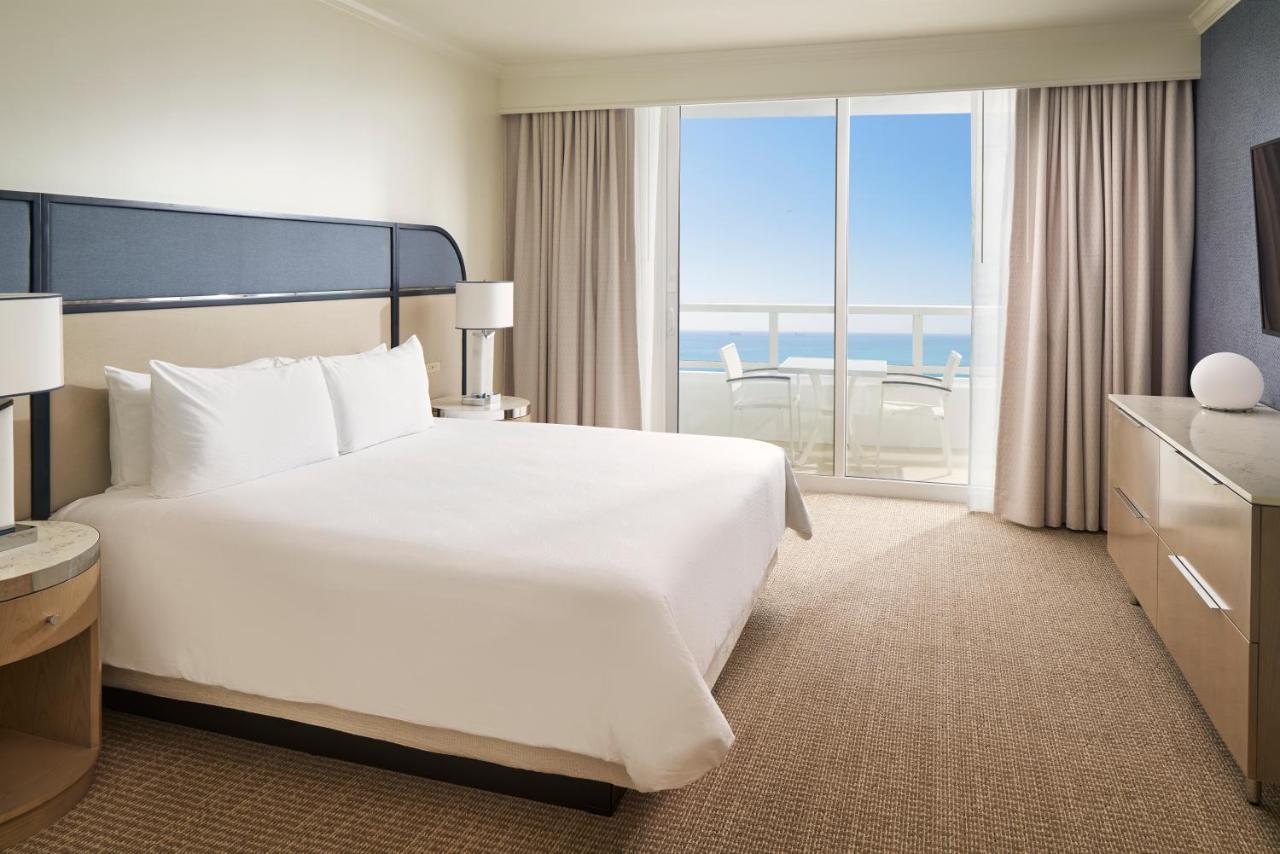 Fontainebleau Miami Beach Hotel Exterior photo A bedroom at the Atlantis Paradise Island