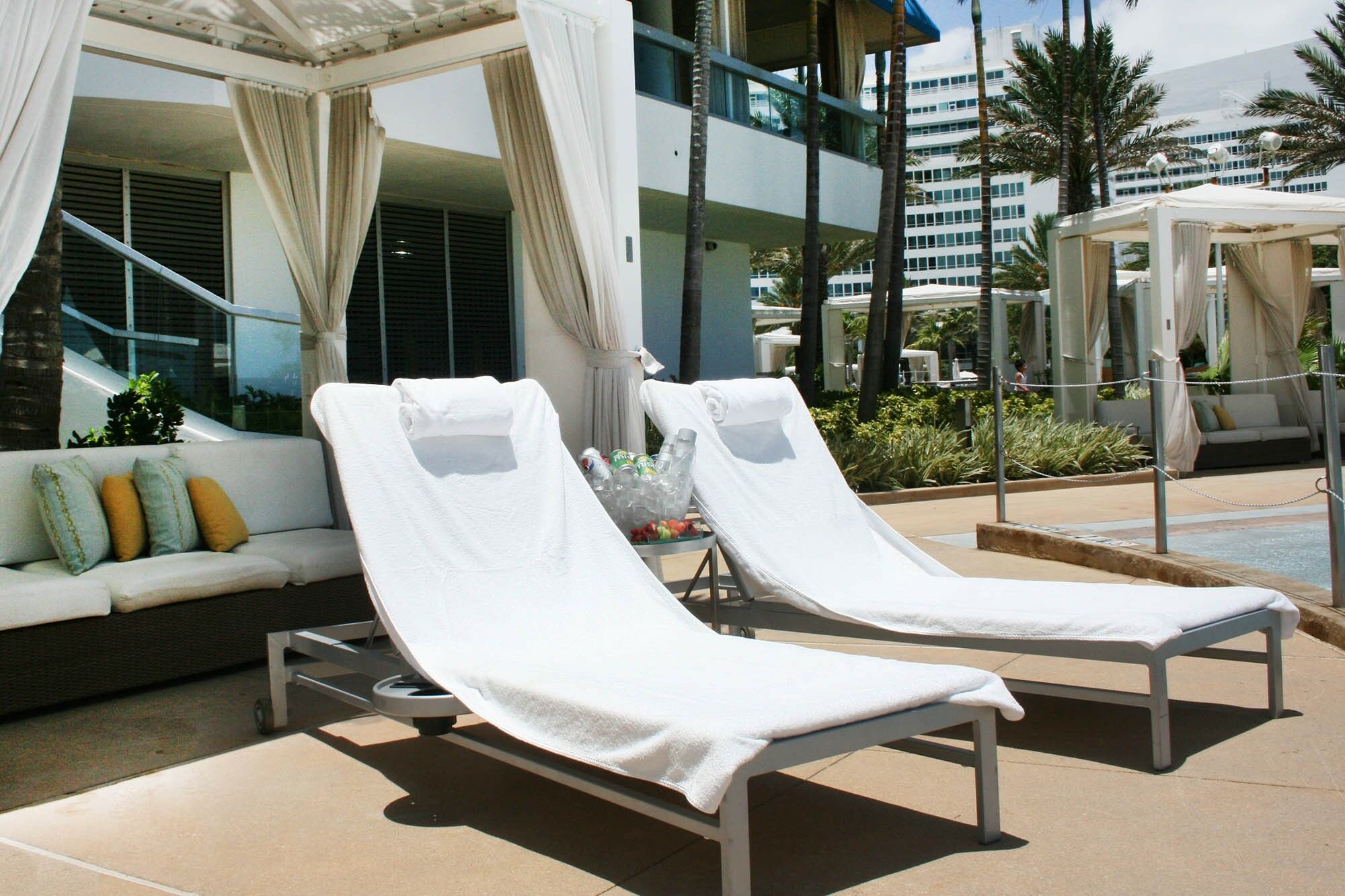 Fontainebleau Miami Beach Hotel Exterior photo Towel-covered chaise lounges