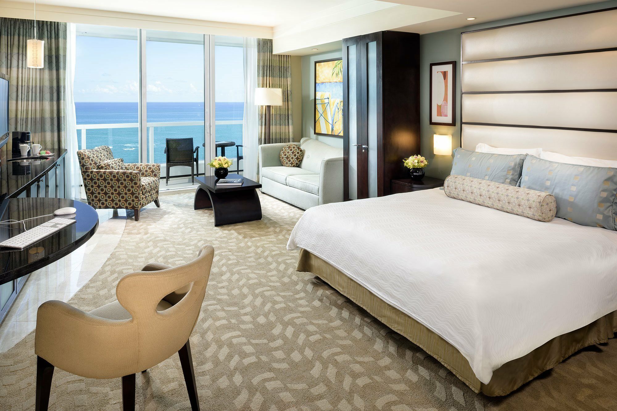 Fontainebleau Miami Beach Hotel Exterior photo A guest room at The Atlantis